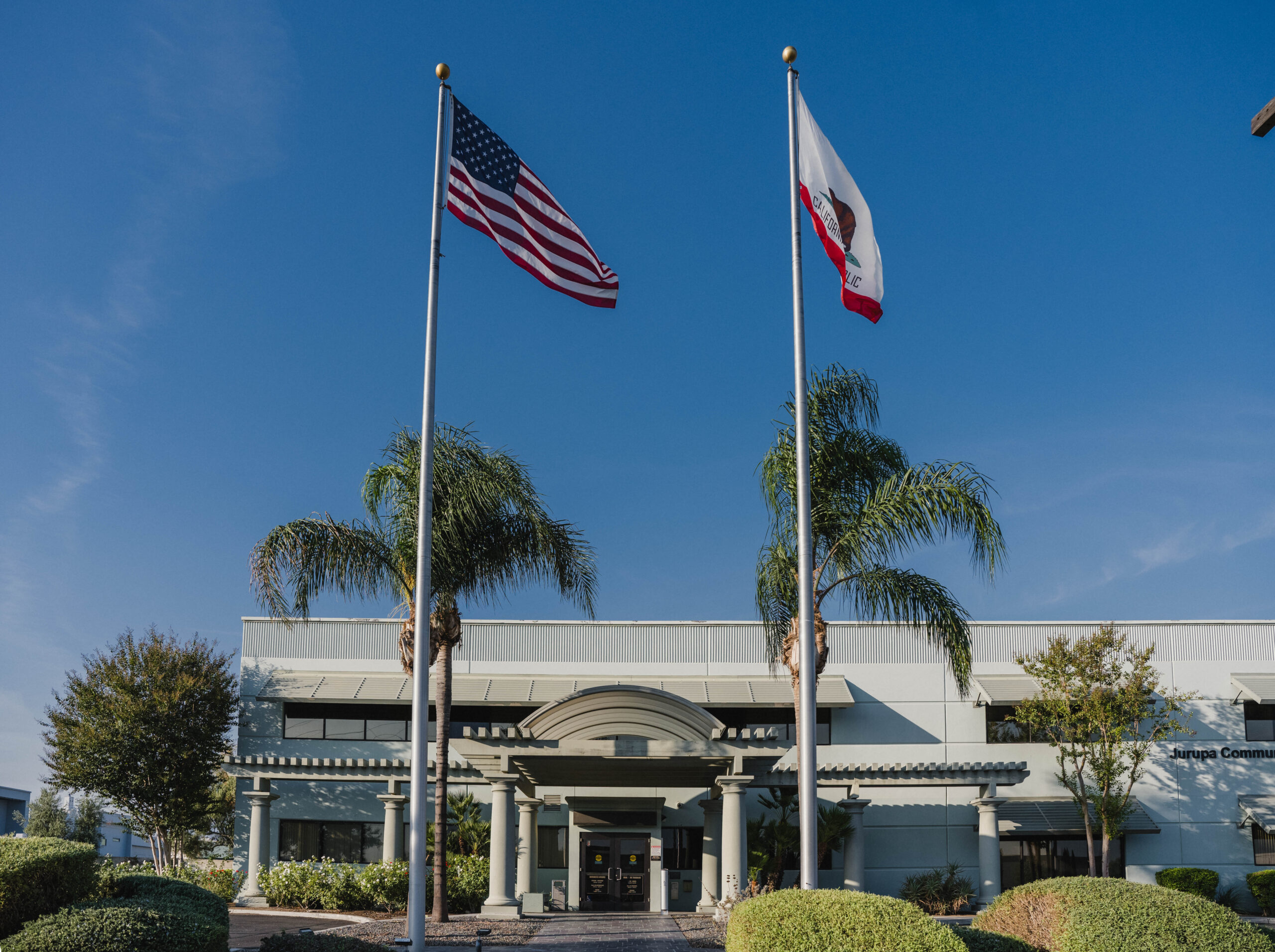 building with flags of USA and California